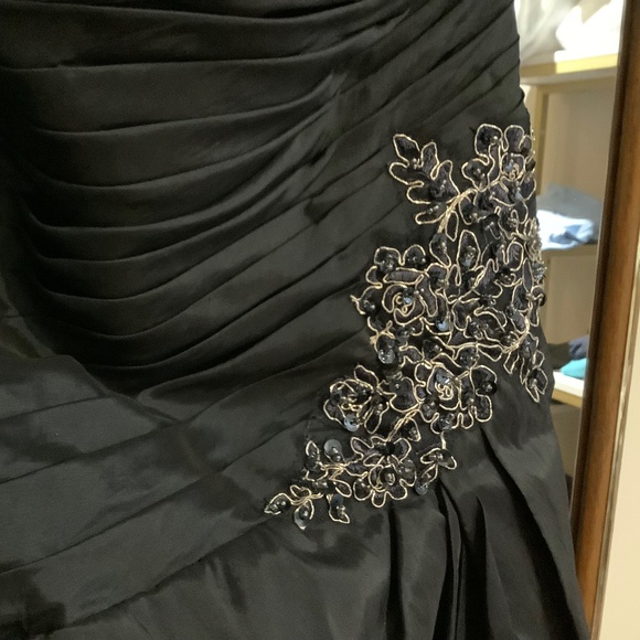 Long, formal, dark blue dress - Picture 3 of 7